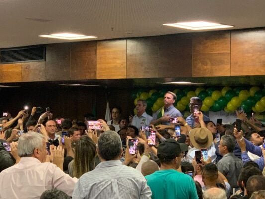 Bolsonaro pede ajuda a prefeitos para virar votos em Minas Gerais