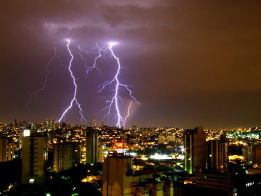 Rede elétrica: Cemig reforça cuidados com a eletricidade durante período chuvoso