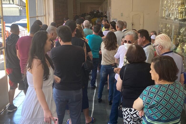 EEMZA lotada! Eleitores precisam aguardar para votar