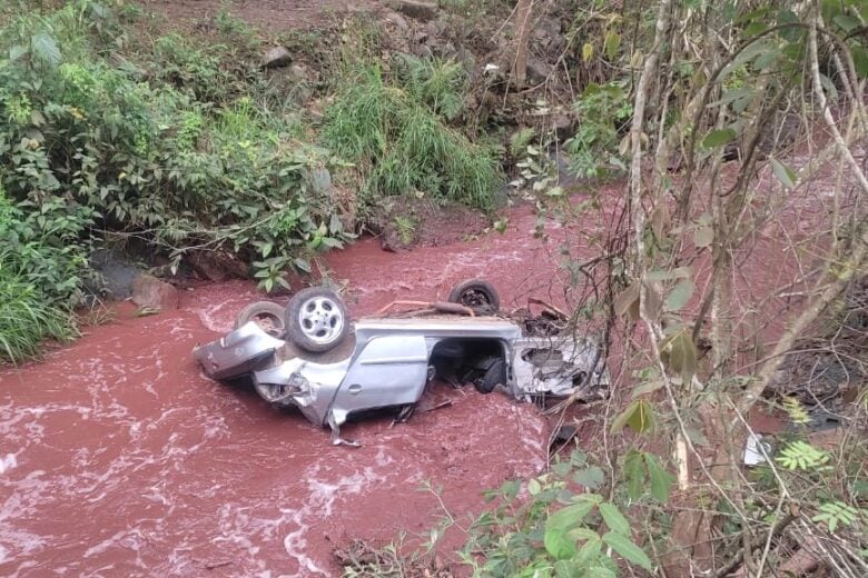 Carro capota em córrego no Bairro Conceição em Itabira