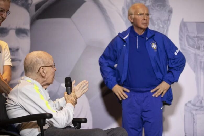 Zagallo é homenageado com estátua no Museu Seleção Brasileira