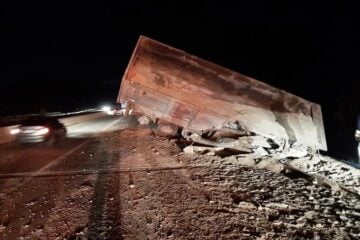 Carreta tomba em ponte na BR-381 e complica trânsito