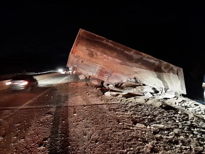 Carreta tomba em ponte na BR-381 e complica trânsito