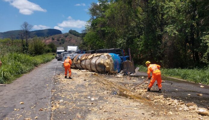 acidente-com-carretas-provoca-vazamento-de-oleo-na-br-381