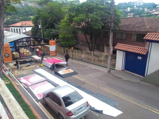 Trânsito interrompido na Praça do Centenário, em Itabira