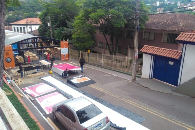 Trânsito interrompido na Praça do Centenário, em Itabira