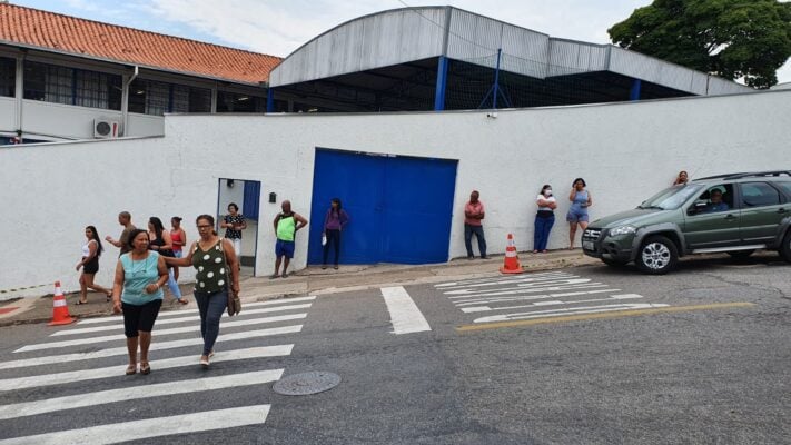 Votação no Colégio Tiradentes acontece tranquilamente no período da manhã