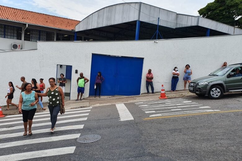 Votação no Colégio Tiradentes acontece tranquilamente no período da manhã