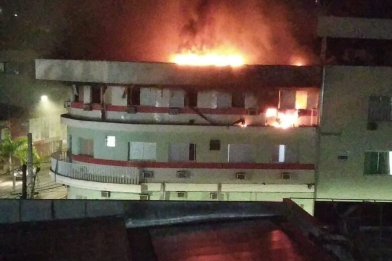 Urgente: incêndio atinge andar do Hotel Itália, em Itabira Urgente: incêndio atinge andar do Hotel Itália, em Itabira