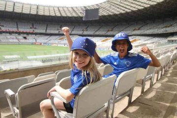 ‘Paixão que vem de berço’: crianças simbolizam redenção do Cruzeiro