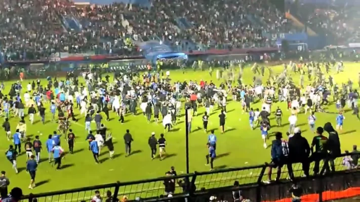 Seis pessoas são acusadas de negligência por tragédia que matou 131 pessoas em estádio na Indonésia