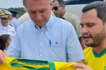 Em BH, Bolsonaro participa de motocarreata com camisa do América-MG