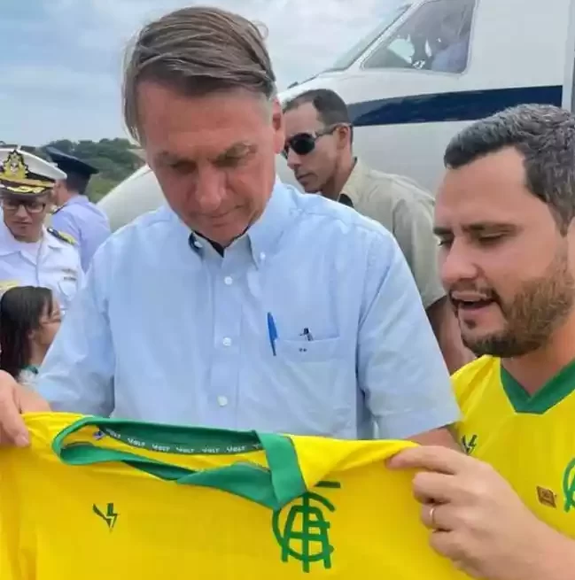 Em BH, Bolsonaro participa de motocarreata com camisa do América-MG