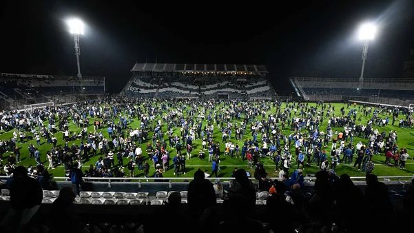 Morte de torcedor e gás lacrimogêneo suspendem jogo em estádio na Argentina