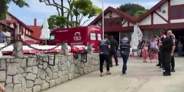 Helicóptero com cinco pessoas cai na Lagoa Rodrigo de Freitas