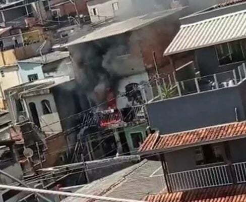 Incêndio destrói casa em Belo Horizonte e deixa uma pessoa ferida