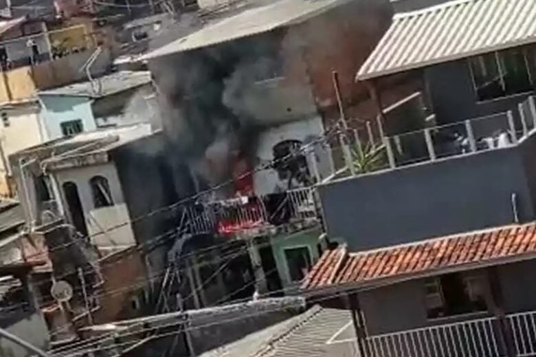 Incêndio destrói casa em Belo Horizonte e deixa uma pessoa ferida