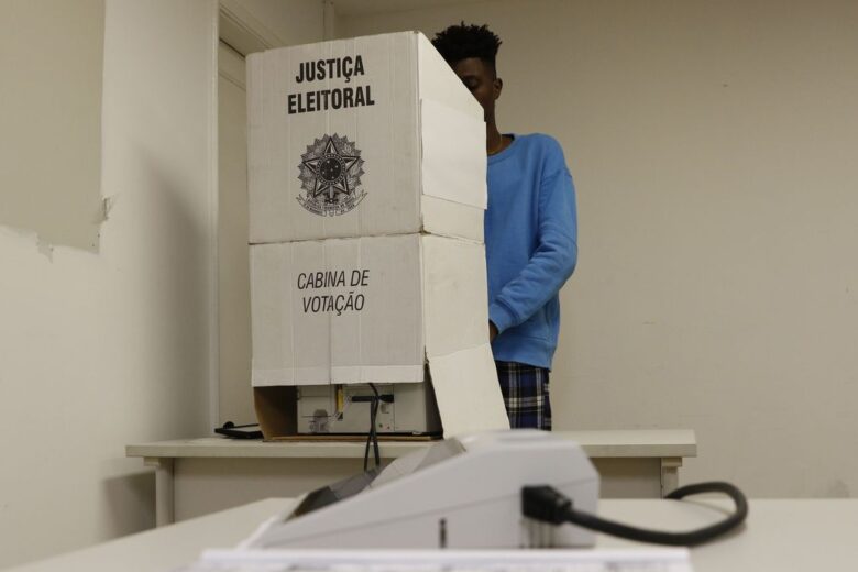 Posso votar no 2º turno se faltei ao primeiro? Entenda