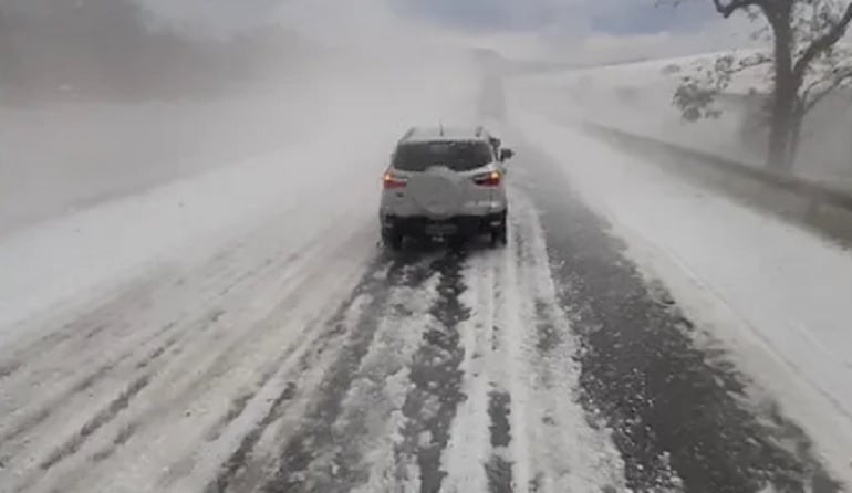 “Neve” surpreende motoristas na Fernão Dias; veja vídeo