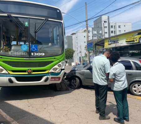 Itabira: carro bate em ônibus da Cisne e deixa o trânsito lento na região do Alto Pereira