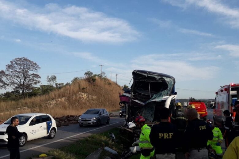 Acidente entre ônibus e carreta deixa nove pessoas gravemente feridas na BR-040