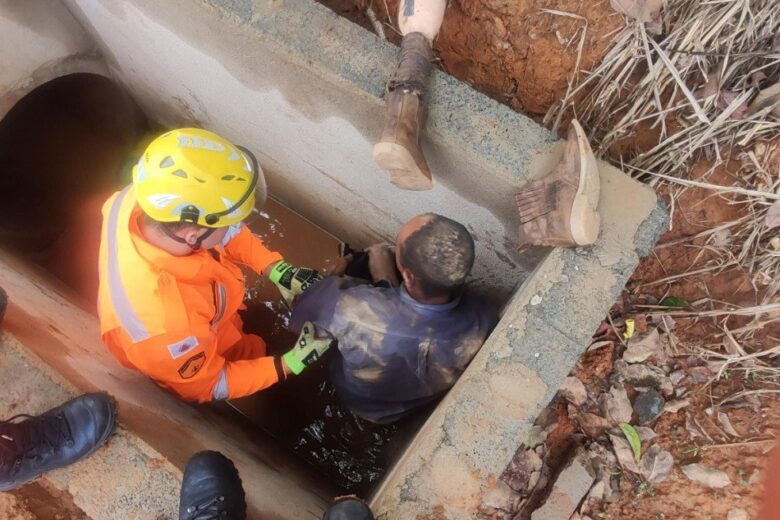 Homem fica 14 horas preso em galeria pluvial e é resgatado por bombeiros