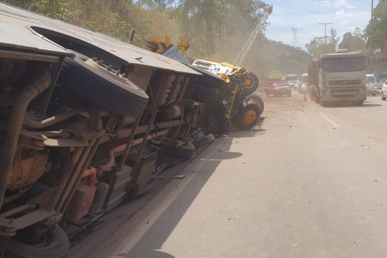 Caminhão atinge ônibus e complica trânsito no Anel Rodoviário em BH