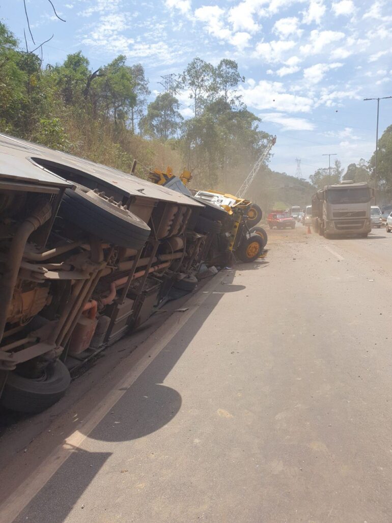 Caminhão atinge ônibus e complica trânsito no Anel Rodoviário em BH