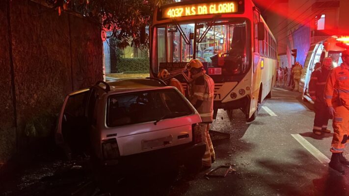 acidente entre ônibus e carro no bairro Padre Eustáquio, em BH