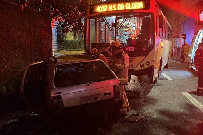 Mulher grávida e criança ficam feridas em acidente entre carro e ônibus em BH