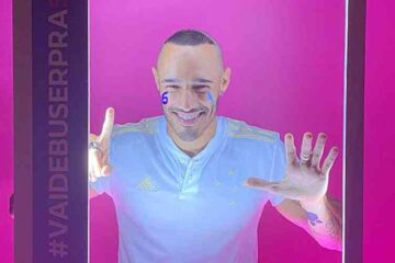 Torcedores do Cruzeiro cortam cabelo à lá Ronaldo em ação no Mineirão