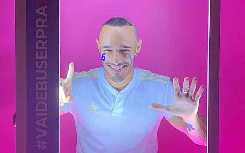 Torcedores do Cruzeiro cortam cabelo à lá Ronaldo em ação no Mineirão