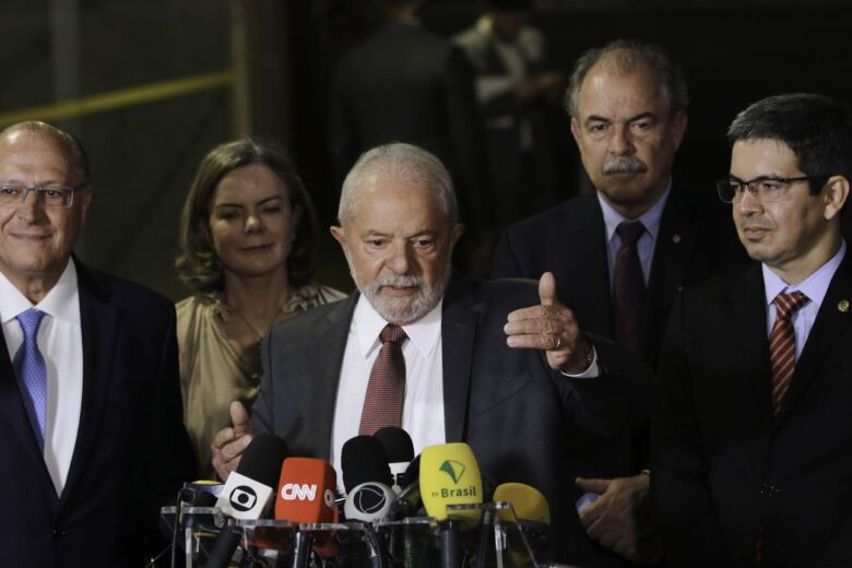Lula diz que só definirá nomes para ministério após viagem ao Egito