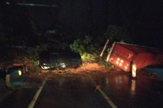 Deslizamento em rodovia paranaense deixa carros soterrados e uma pessoa morta