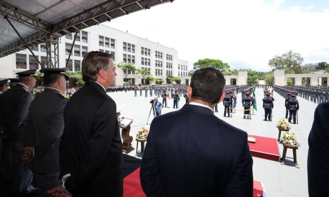 Jair Bolsonaro participa de formatura de cadetes na Academia Militar das Agulhas Negras