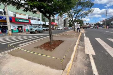 Passeio central da avenida Mauro Ribeiro recebe obras de revitalização