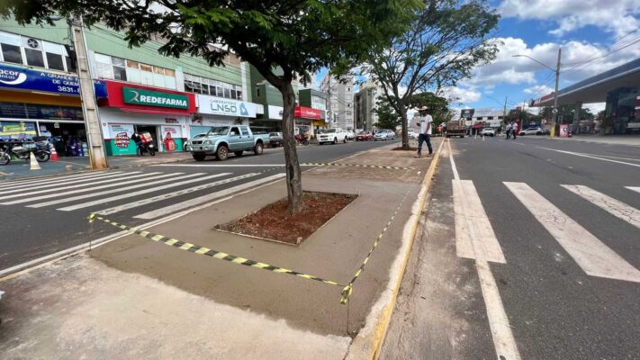 Passeio central da avenida Mauro Ribeiro recebe obras de revitalização