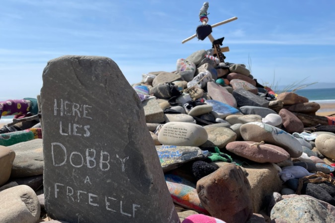 Harry Potter: meias deixadas em praia para Dobby causam problema no País de Gales