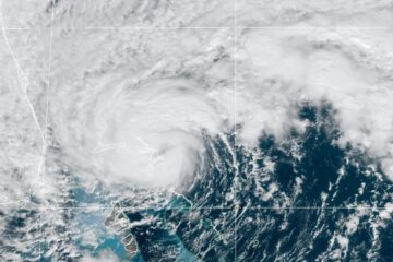 Tempestade Nicole tem potencial para se transformar em furacão e atingir a Flórida