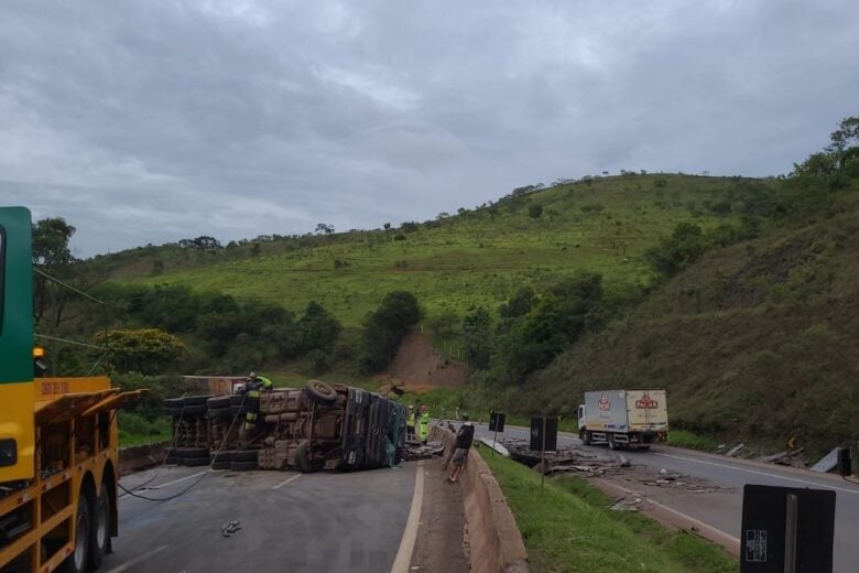 Acidente interdita Fernão Dias em Brumadinho na manhã desta quinta-feira