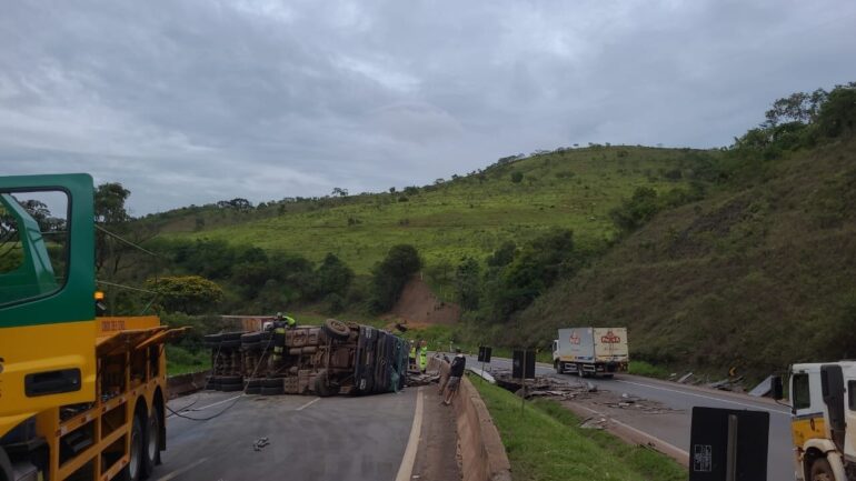 Acidente interdita Fernão Dias em Brumadinho na manhã desta quinta-feira