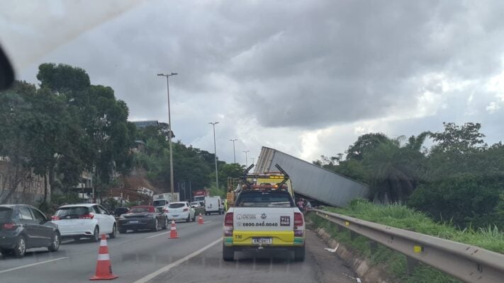 Carreta sai da pista e fica pendurada em barranco na BR-040, em Belo Horizonte