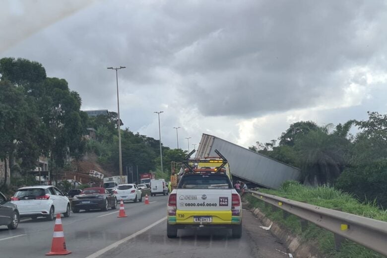 Carreta sai da pista e fica pendurada em barranco na BR-040, em Belo Horizonte