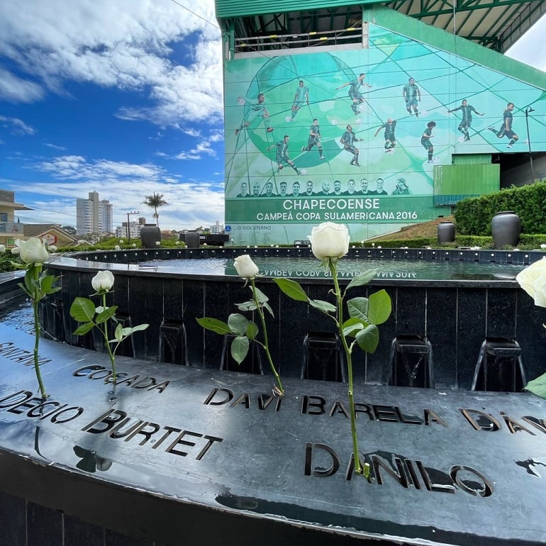 Tragédia aérea da Chapecoense completa 6 anos, veja homenagens