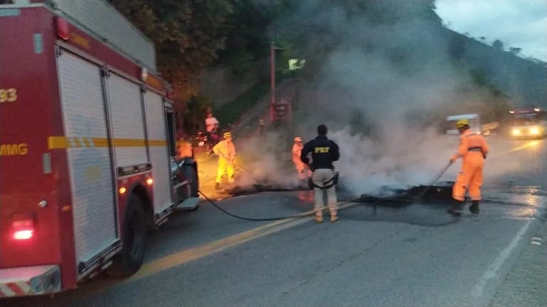 Após negociações, PRF consegue desbloquear pontos de rodovias fechadas por bolsonaristas