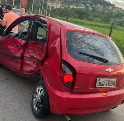 Colisão entre carro e moto deixa uma pessoa morta na BR-381, em Sabará