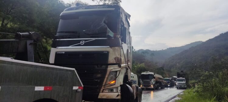 Carreta tomba na estrada de Nova Era, em Capoeirana
