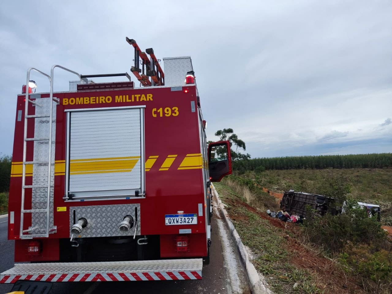 Ônibus capota e cai em ribanceira na BR-251; 25 pessoas ficaram feridas