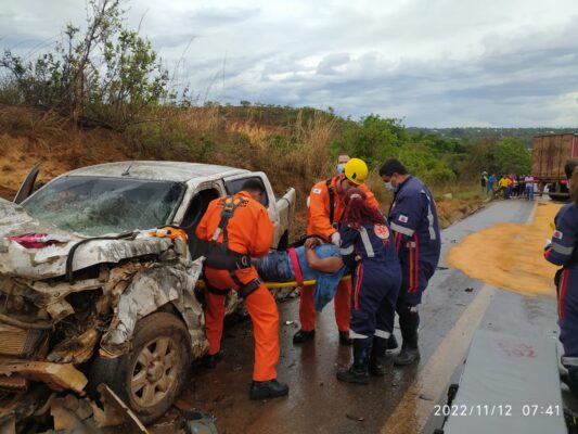 Motorista de caminhonete fica preso às ferragens após acidente na BR-365