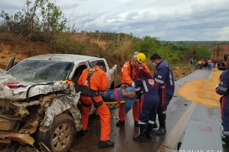 Motorista de caminhonete fica preso às ferragens após acidente na BR-365